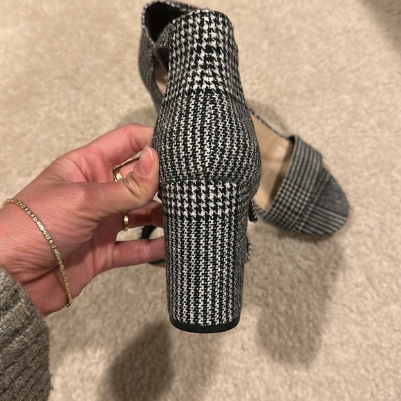 Excellent condition GAP plaid heels! - Picture 3 of 4